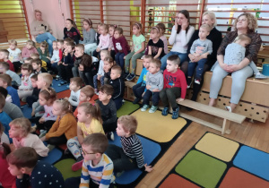 Dzieci oglądają teatrzyk pt „Romuś, Emilka i zielona koniczynka”
