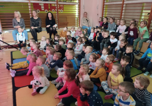 Dzieci oglądają teatrzyk pt „Romuś, Emilka i zielona koniczynka”