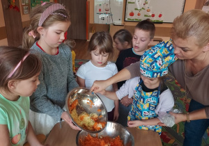 Dzieci robią surówkę z jabłek i marchwi