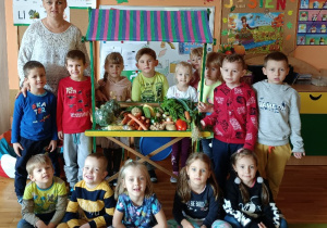 Dzieci przy straganie z warzywami