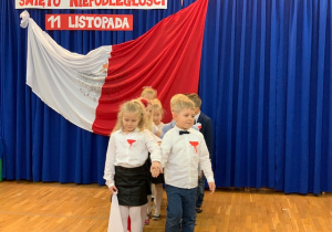 Polonez w wykonaniu dzieci z grupy V z okazji Święta Niepodległości.