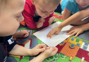 Dzieci testują pismo Brajla
