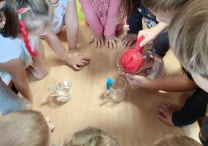 Dzieci testują sprzęt informujący o nalaniu odpowiedniej ilości wody