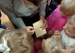 Dzieci testują pismo Brajla