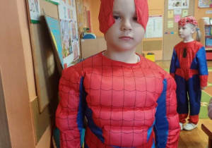 Chłopiec w przebraniu Spidermana