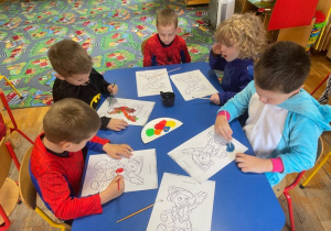 Dzieci kolorują farbami ulubione postacie z bajek