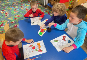 Dzieci kolorują farbami ulubione postacie z bajek