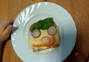 Samodzielnie wykonana kanapka przez dziecko