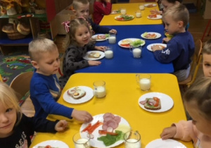 Dzieci samodzielnie wykonują zdrowe kanapki