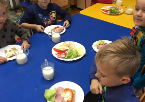 Dzieci samodzielnie wykonują zdrowe kanapki