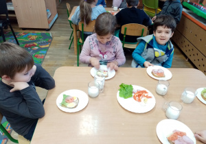 Przedszkolaki z gr. V przygotowują zdrowe śniadanie.
