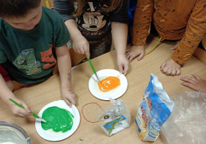 Dzieci mieszają substancje z pigmentem - odrobiną farby