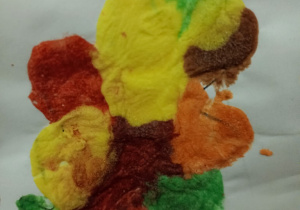 Praca dziecka - liść pomalowany rosnącymi farbami