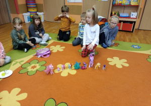 Ania pokazuje dzieciom swoją kolekcje kucyków