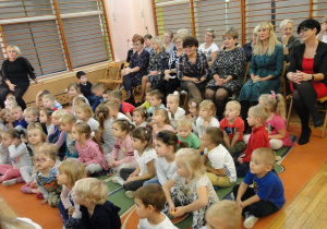 Przedszkolaki oraz goście z zaciekawieniem słuchają występów.