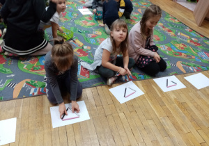 Dzieci układają kredki według wzoru.