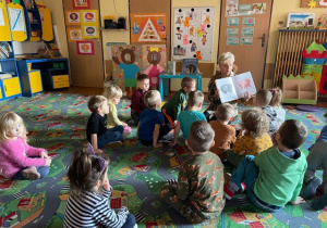Dzieci z zainteresowaniem słuchają opowieści o misiach