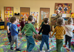 Dzieci tańczą w kółeczku w rytm piosenki „Stary niedźwiedź mocno śpi”
