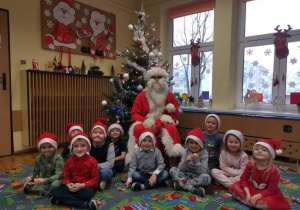 Dzieci z gr 4 integracyjnej pożyją do pamiątkowego zdjęcia z Mikołajem