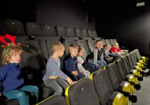 Dzieci z gr.4 integracyjnej w kinie na bajce „Pszczółka Maja”