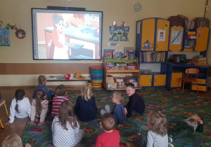 Dzieci oglądają bajkę edukacyjną o piernikowym ludziku