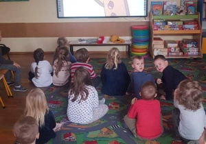 Dzieci oglądają bajkę edukacyjną o piernikowym ludziku