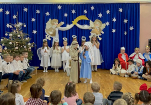 Przedstawienie jasełkowe- Dzieci z gr 5 w roli Maryi i Józefa ogłaszają narodziny Jezusa