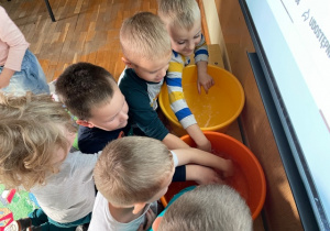 Dzieci testują rozpuszczanie mydła w ciepłej i zimnej wodzie