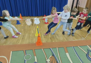 Przeciąganie liny przez dzieci.