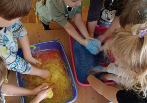 Dzieci rękoma bawią się kolorowa pianą