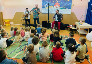 Muzycy grają i śpiewają dla przedszkolaków