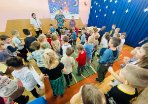 Muzycy grają, śpiewają i tańczą z przedszkolakami