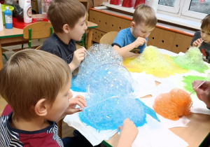 Dzieci bawią się kolorową pianą