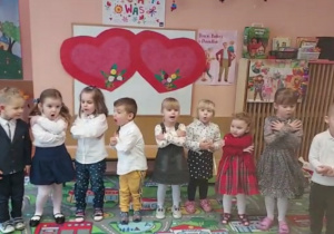 Dzieci z grupy najmłodszej śpiewają piosenkę dla swoich dziadków.