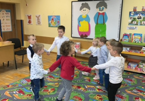 Dzieci z gr 4 tańczą w rytm muzyki