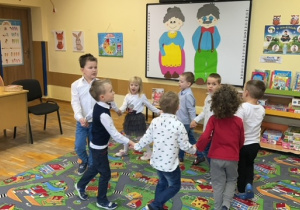 Dzieci z gr 4 tańczą w rytm muzyki