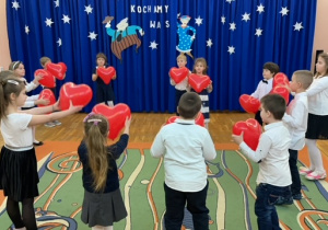 Dzieci z gr 5 tańczą z balonami w rytm muzyki