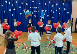Dzieci z gr 5 tańczą z balonami w rytm muzyki