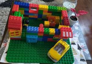 „Dom”- budowla z klocków lego duplo wykonana przez dziecko z gr. V.
