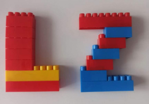Litery L i Z zbudowane z klocków lego.