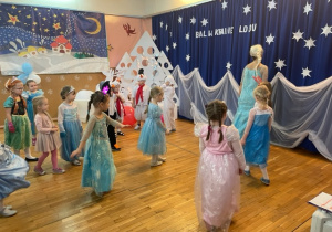 Dzieci w przebraniach bajkowych tańczą do piosenek z bajki „Elza z krainy lodów”