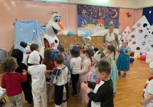 Dzieci witają Olafa z bajki „Elza z krainy lodów”