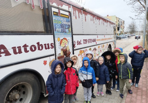 Dzieci stoją przed "Czekoladowym Autobusem"