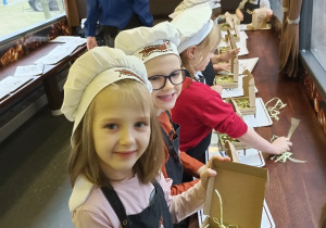 Dzieci pakują do pudełek swoje czekoladowe wytwory