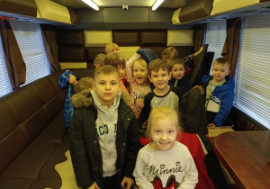 Pamiątkowe zdjęcie dzieci w "Czekoladowym Autobusie"