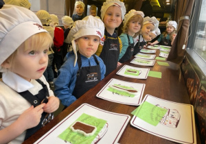 Dzieci pozują do zdjęcia z foremkami czekoladowymi
