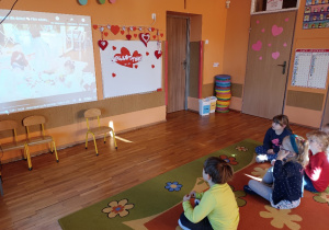 Dzieci oglądają film edukacyjny o "Walentynkach"