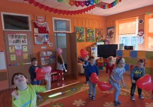 Zabawa taneczna dzieci z balonami w kształcie serc
