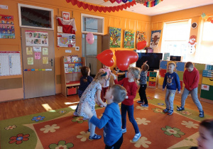 Zabawa taneczna dzieci z balonami w kształcie serc