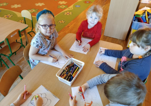 Kolorowanie malowanek walentynkowych przez dzieci